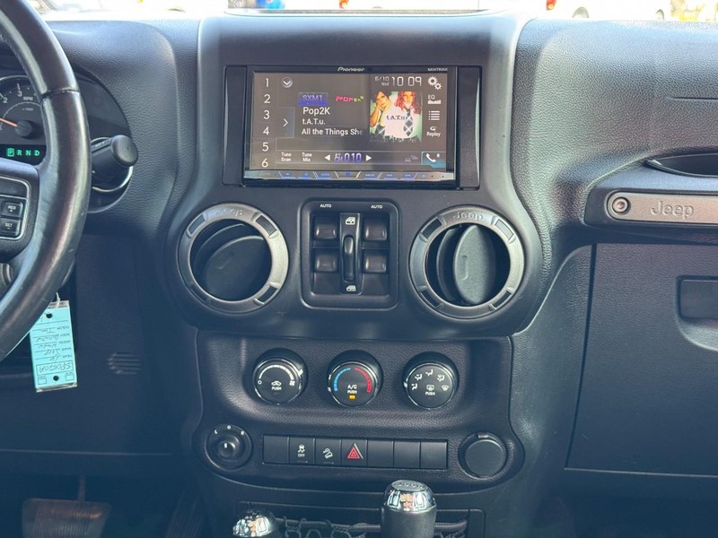 Jeep Wrangler Unlimited Vehicle Image 12