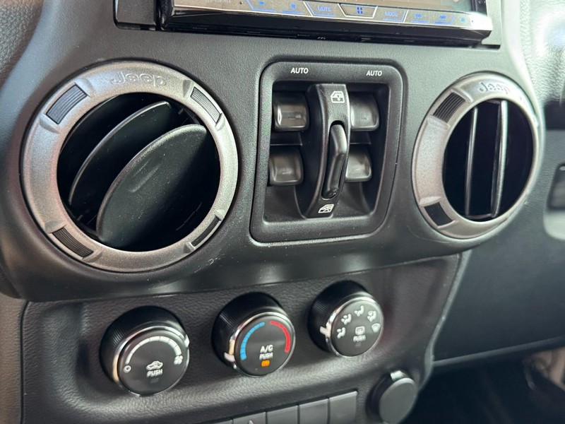 Jeep Wrangler Unlimited Vehicle Image 19