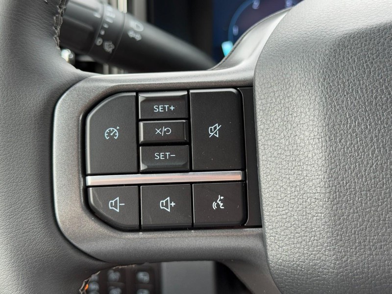 Ford Super Duty F-350 SRW Vehicle Image 11