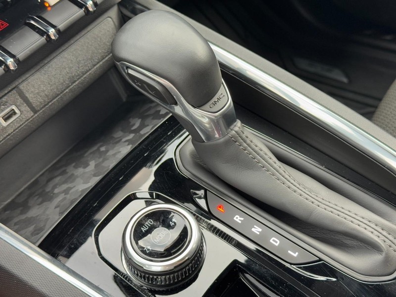 GMC Canyon Vehicle Image 19