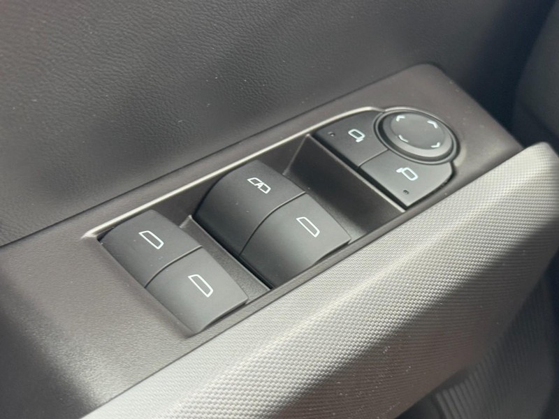 GMC Canyon Vehicle Image 21