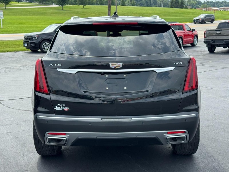 Cadillac XT5 Vehicle Full-screen Gallery Image 04