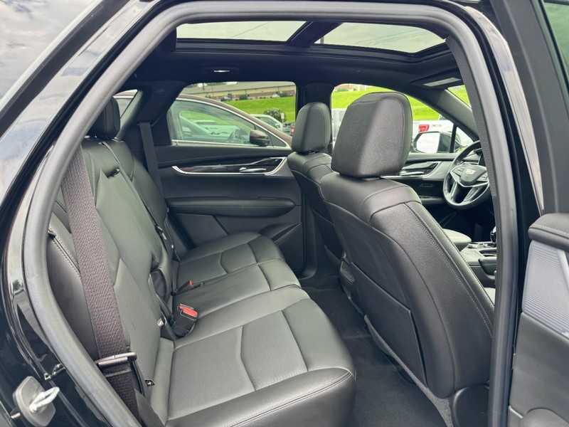 Cadillac XT5 Vehicle Full-screen Gallery Image 10
