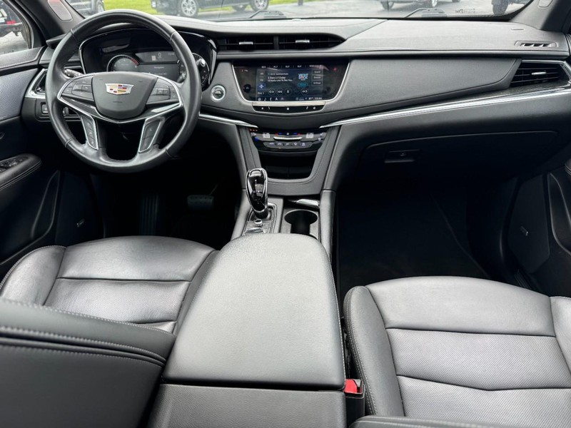 Cadillac XT5 Vehicle Full-screen Gallery Image 11