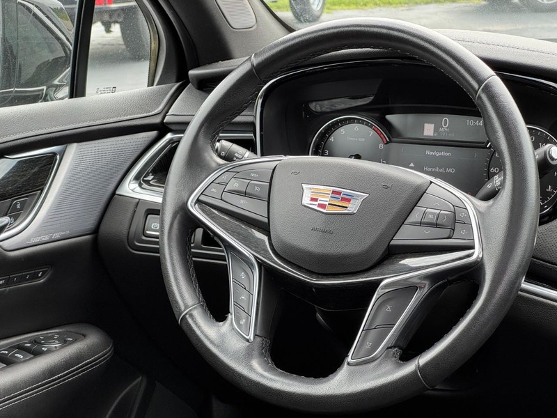 Cadillac XT5 Vehicle Full-screen Gallery Image 12