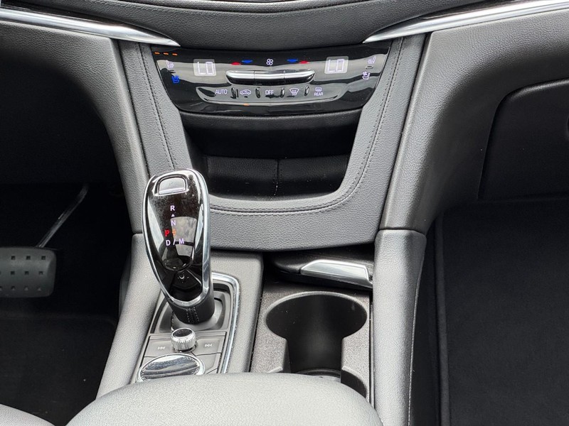 Cadillac XT5 Vehicle Full-screen Gallery Image 14