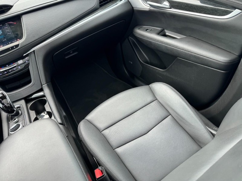 Cadillac XT5 Vehicle Full-screen Gallery Image 15