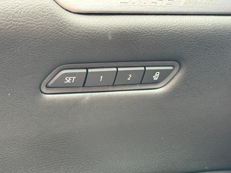 Cadillac XT5 Vehicle Full-screen Gallery Image 16