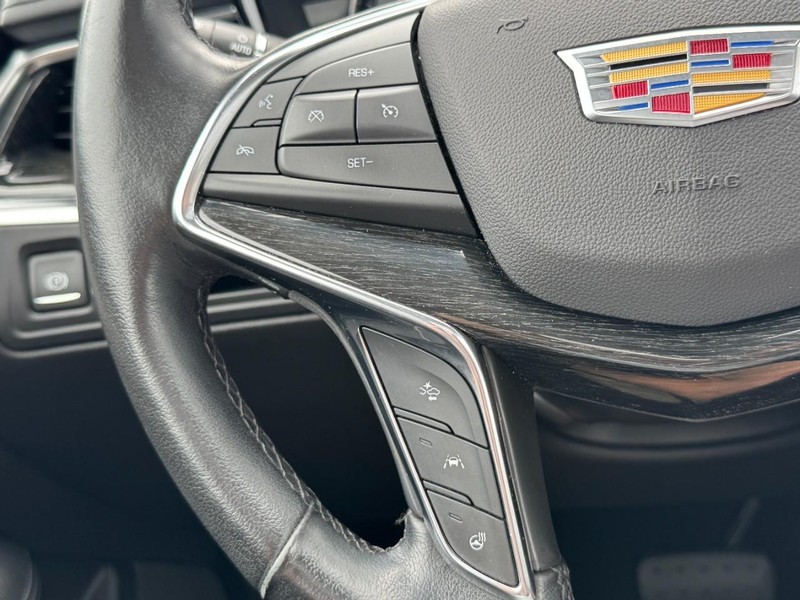Cadillac XT5 Vehicle Full-screen Gallery Image 17