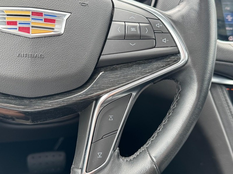 Cadillac XT5 Vehicle Full-screen Gallery Image 18