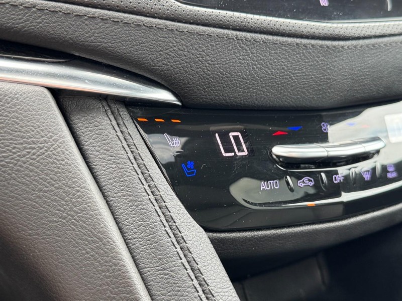 Cadillac XT5 Vehicle Full-screen Gallery Image 21