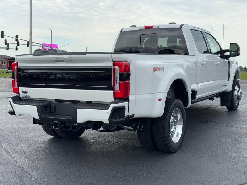 Ford Super Duty F-450 DRW Vehicle Image 03