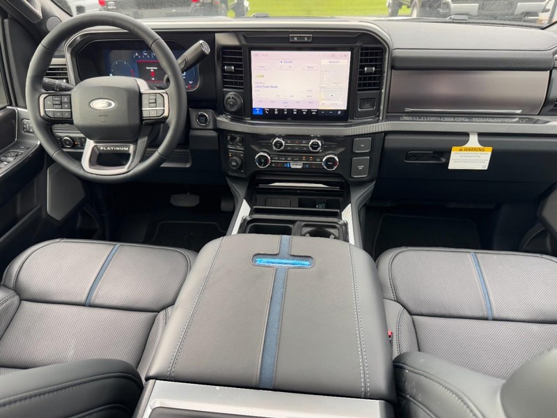 Ford Super Duty F-450 DRW Vehicle Image 06