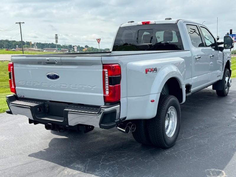 Ford Super Duty F-350 DRW Vehicle Image 03