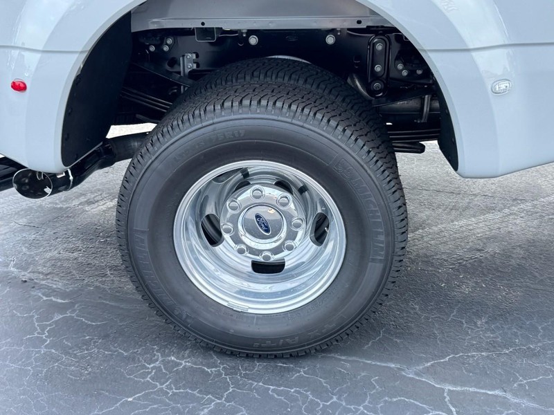 Ford Super Duty F-350 DRW Vehicle Image 04