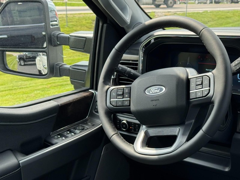 Ford Super Duty F-350 DRW Vehicle Image 07