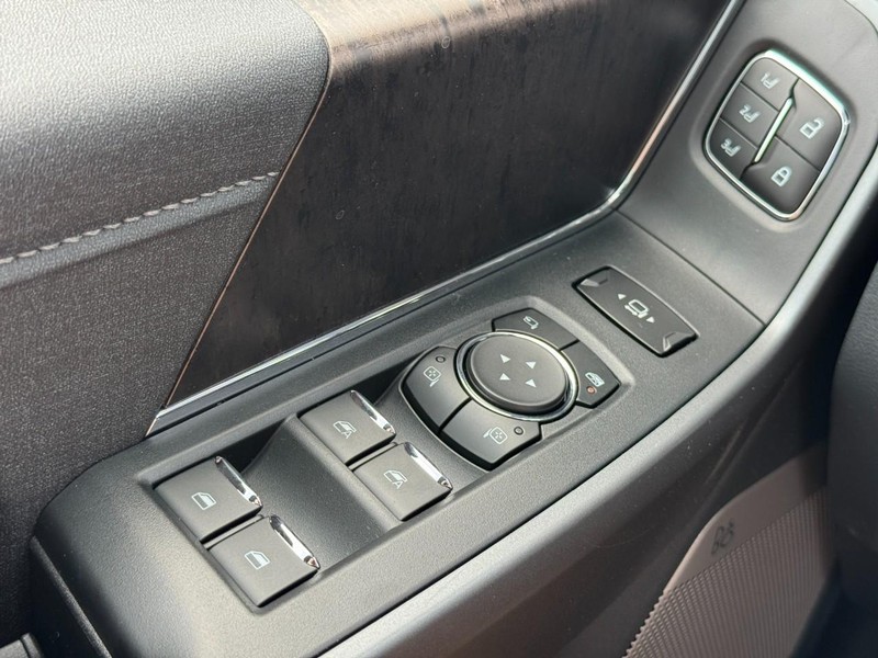 Ford Super Duty F-350 DRW Vehicle Image 17