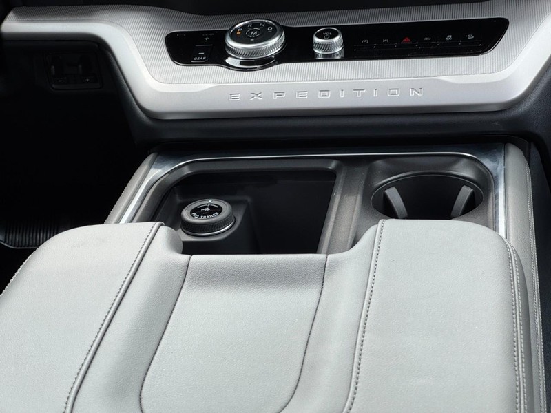 Ford Expedition Max Vehicle Image 10