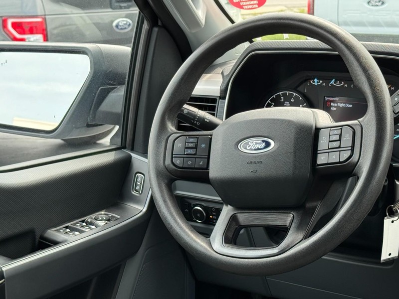 Ford F-150 Vehicle Full-screen Gallery Image 12