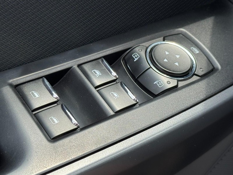 Ford F-150 Vehicle Full-screen Gallery Image 21