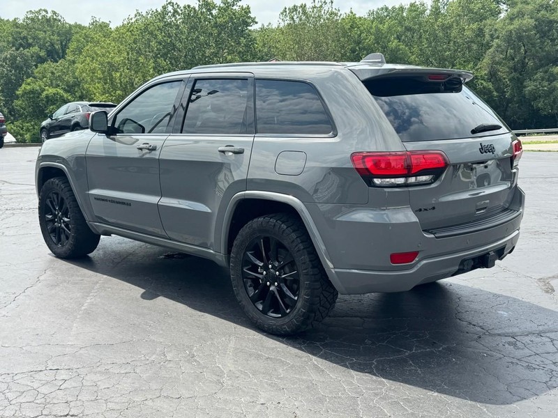 Jeep Grand Cherokee Vehicle Image 05