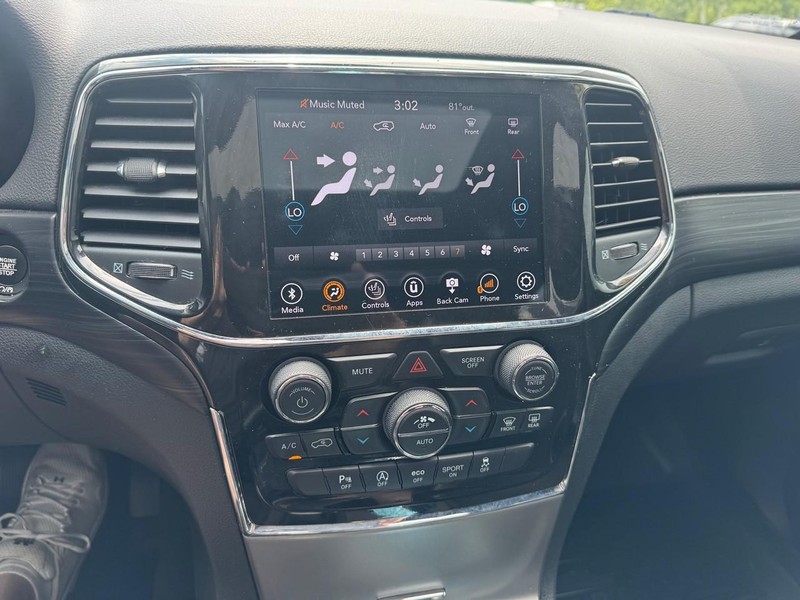 Jeep Grand Cherokee Vehicle Image 16