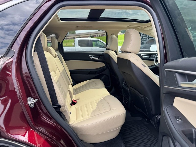 Ford Edge Vehicle Full-screen Gallery Image 10