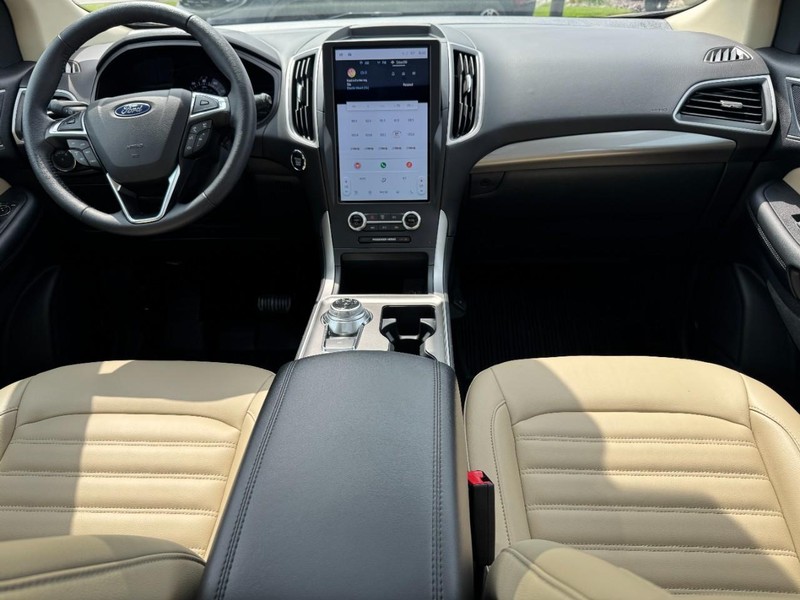 Ford Edge Vehicle Full-screen Gallery Image 11