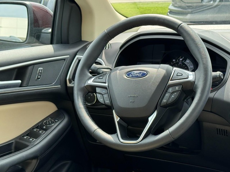 Ford Edge Vehicle Full-screen Gallery Image 12