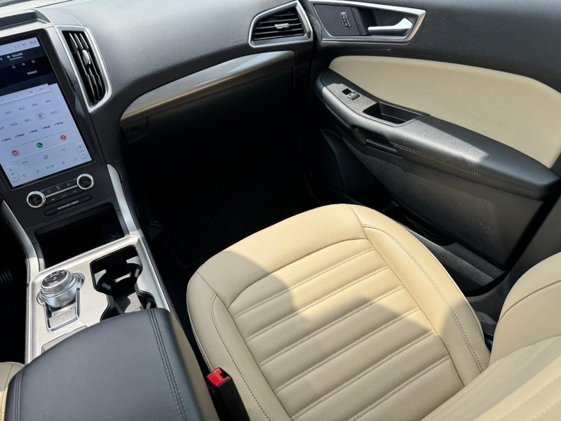 Ford Edge Vehicle Full-screen Gallery Image 15