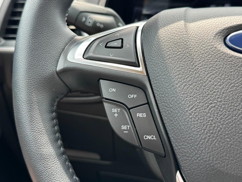 Ford Edge Vehicle Full-screen Gallery Image 16