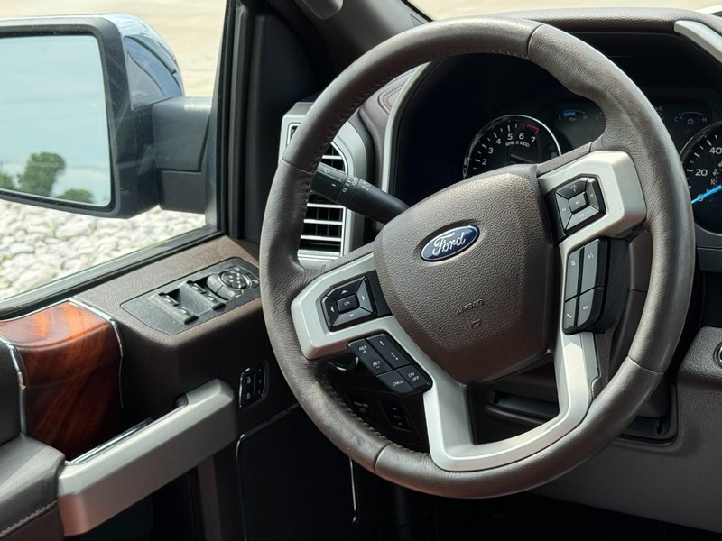 Ford F-150 Vehicle Full-screen Gallery Image 12