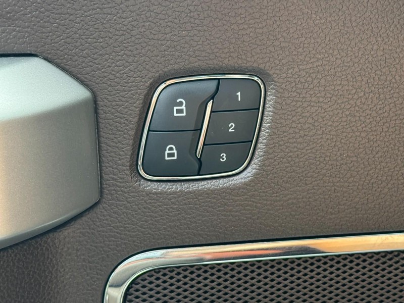 Ford F-150 Vehicle Full-screen Gallery Image 16