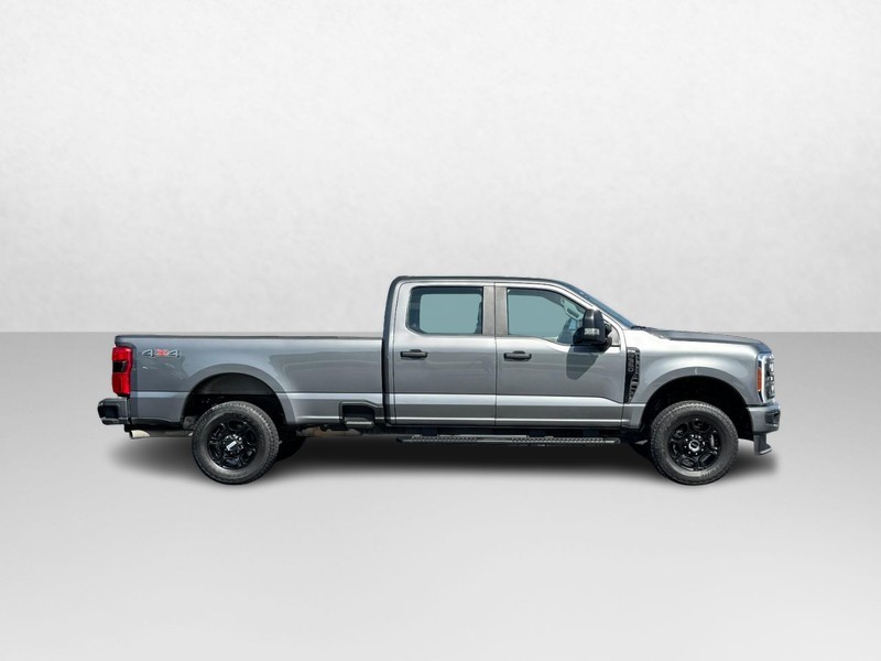 Ford Super Duty F-350 SRW Vehicle Image 02