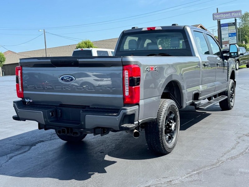 Ford Super Duty F-350 SRW Vehicle Image 03