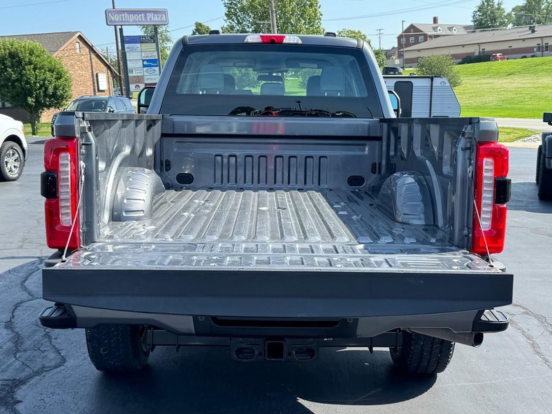 Ford Super Duty F-350 SRW Vehicle Image 05