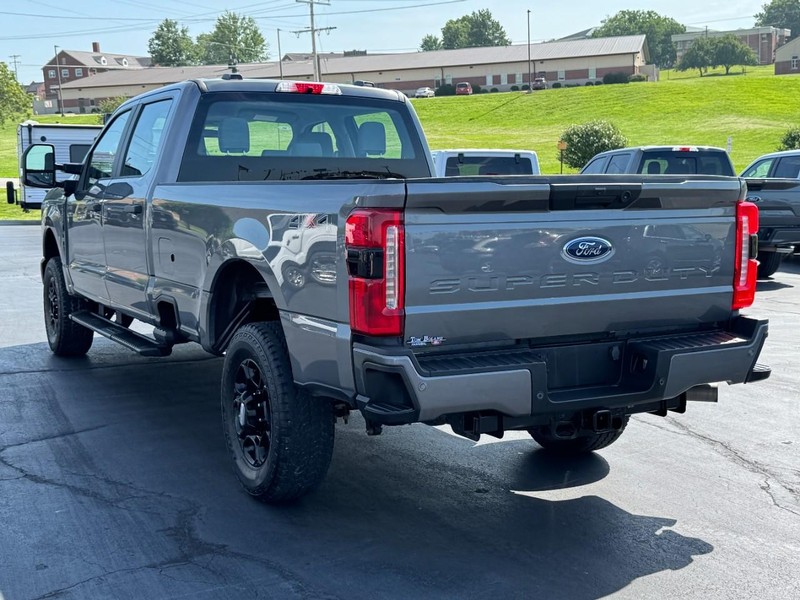 Ford Super Duty F-350 SRW Vehicle Image 06