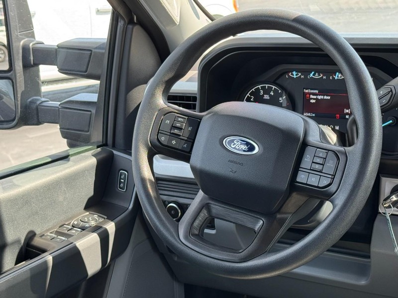 Ford Super Duty F-350 SRW Vehicle Image 12