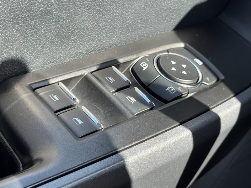Ford Super Duty F-350 SRW Vehicle Image 22