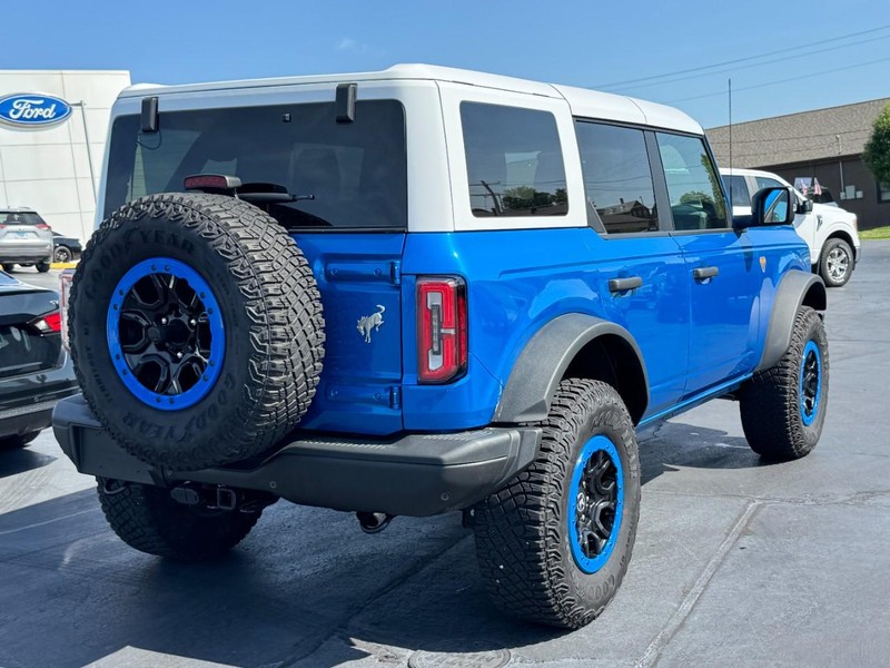 Ford Bronco Vehicle Full-screen Gallery Image 03