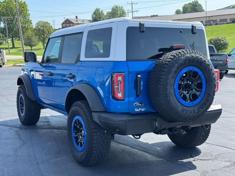 Ford Bronco Vehicle Full-screen Gallery Image 06