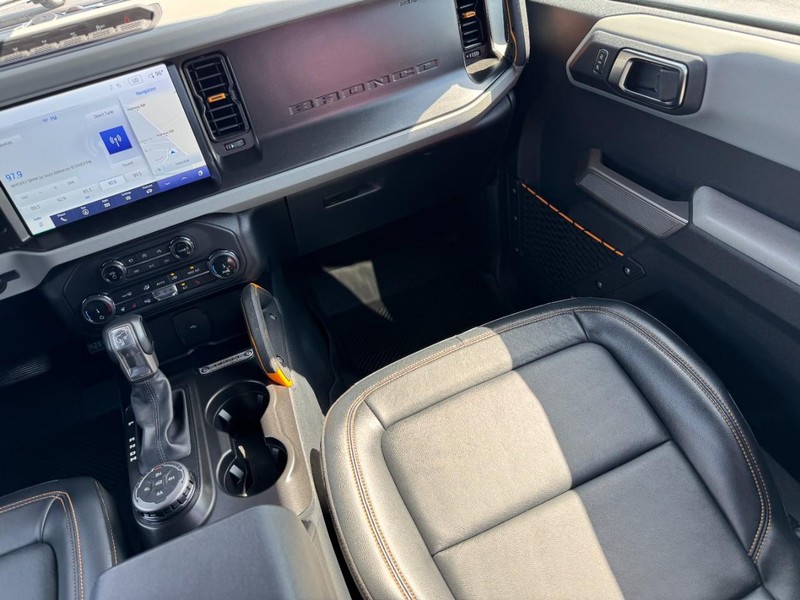 Ford Bronco Vehicle Full-screen Gallery Image 15