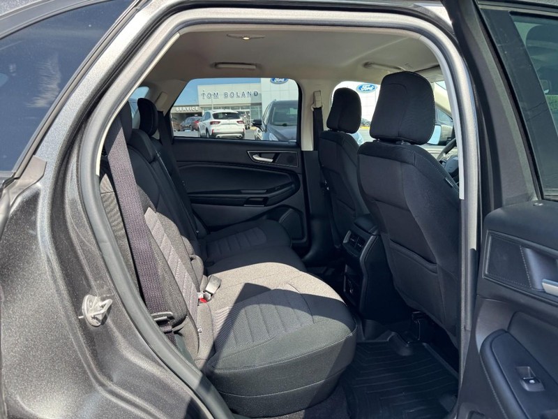 Ford Edge Vehicle Full-screen Gallery Image 10