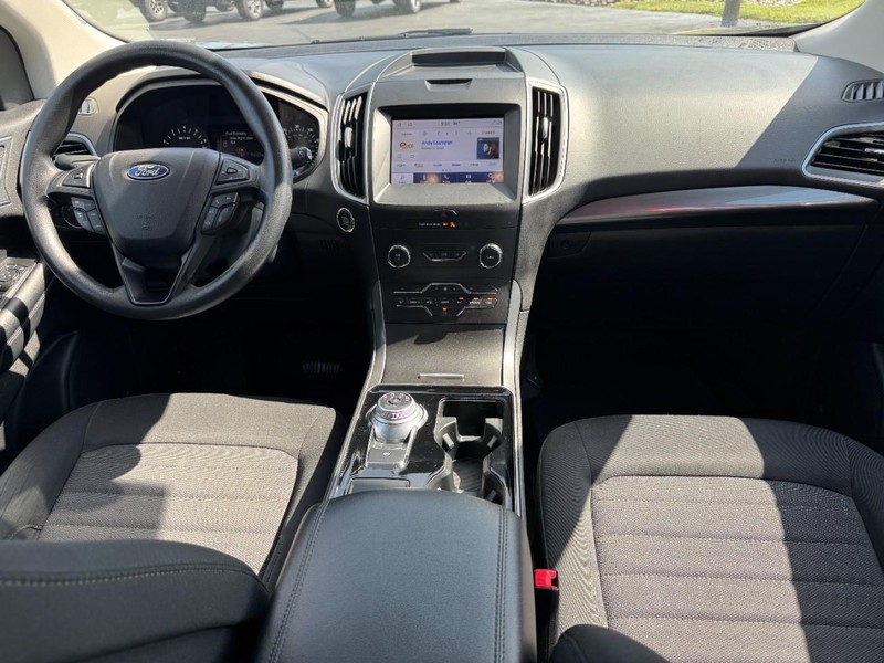 Ford Edge Vehicle Full-screen Gallery Image 11
