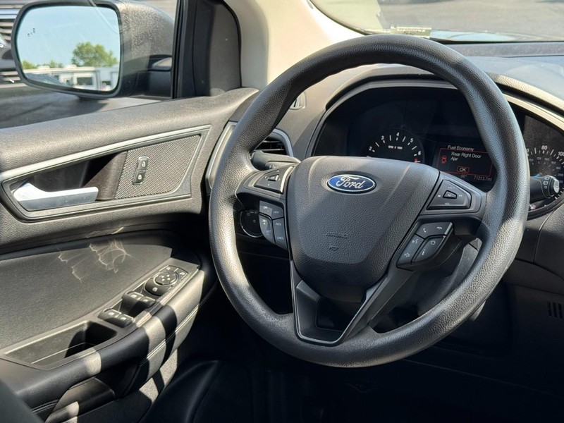 Ford Edge Vehicle Full-screen Gallery Image 12