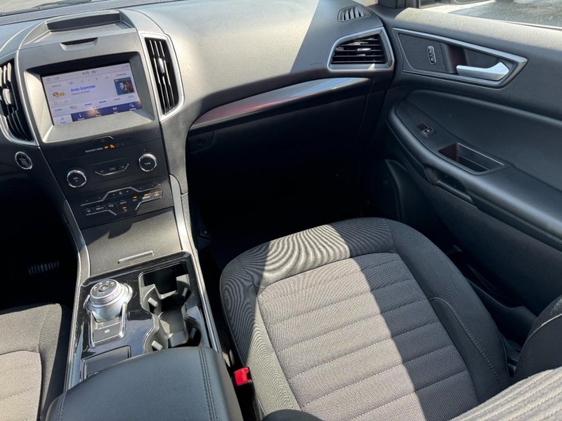 Ford Edge Vehicle Full-screen Gallery Image 15