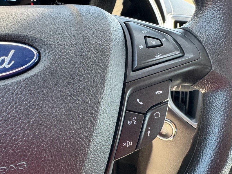 Ford Edge Vehicle Full-screen Gallery Image 17