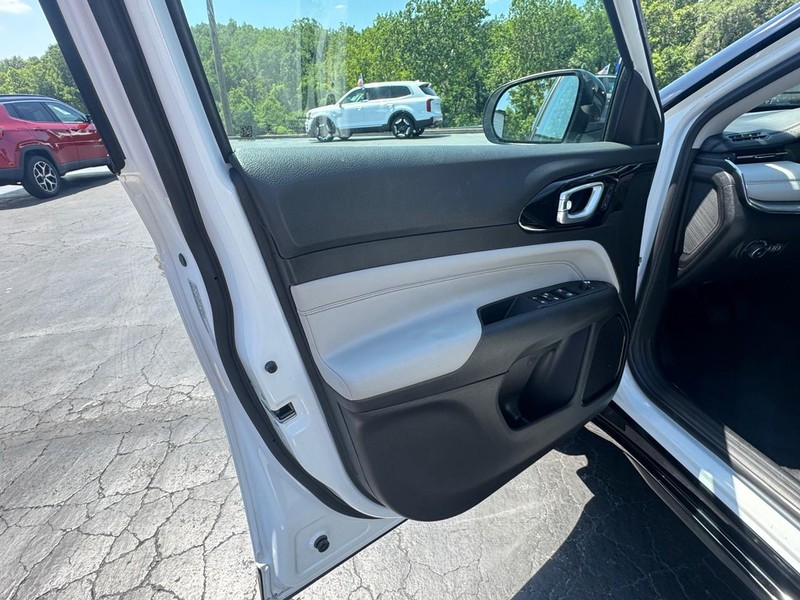 Jeep Compass Vehicle Image 16