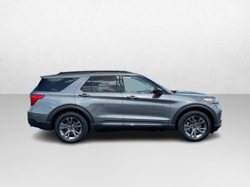 Ford Explorer Vehicle Full-screen Gallery Image 02