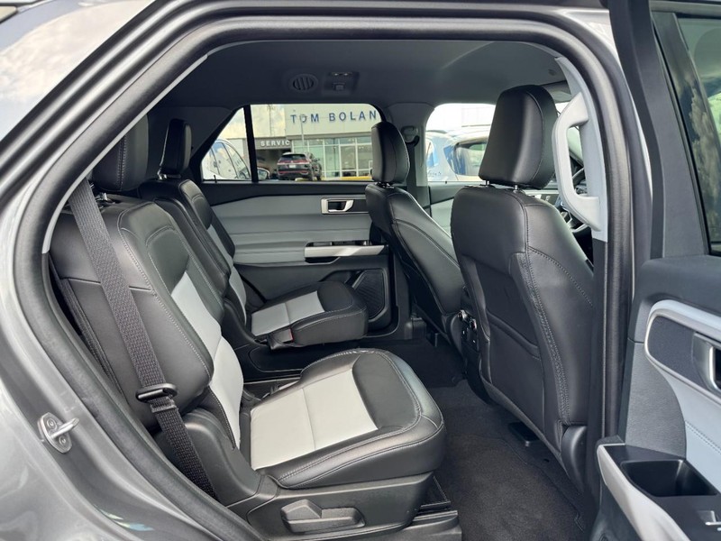 Ford Explorer Vehicle Full-screen Gallery Image 10